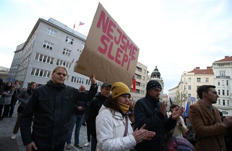 Záběr z brněnské demonstrace, kde lidé protestují proti Babišovi a Benešové.