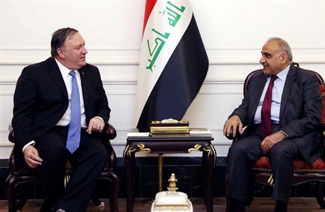 Írácký premiér Ádil Abdal Mahdí (vpravo) a americký ministr zahranií Mike Pompeo (vlevo).