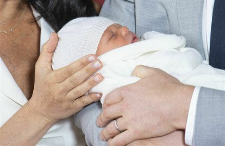 Novorozen syn prince Harryho a vvodkyn Meghan z britsk krlovsk rodiny.
