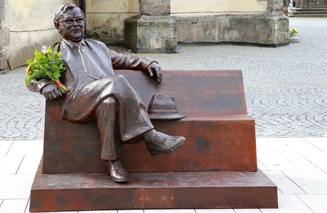 Litinová socha Josefa kvoreckého sedí na náchodském námstí