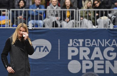 Lucie afáová se se slzami v oích louí s fanouky na Prague Open.