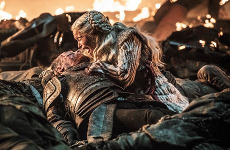 Daenerys Targaryen (Emilia Clarkeov) truchl nad smrt vrnho ryte Joraha...