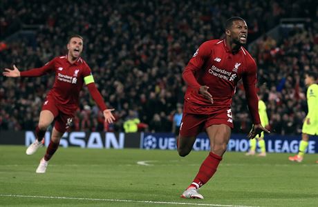 Georginio Wijnaldum (vpravo) z Liverpoolu slav gl do st Barcelony v odvet...