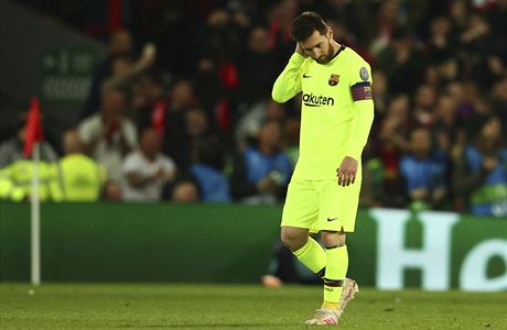 Lionel Messi smutn po vyazen z Ligy mistr.