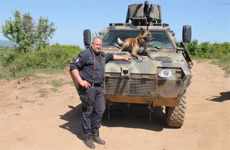 Sluebn pes policie Adebayor se svm psovodem Josefem Kubkem.