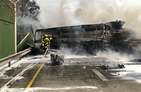 Nehoda vzeskho autobusu a nkladnho auta na Praskm okruhu.