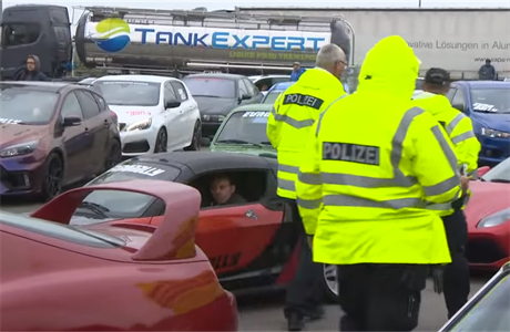 Nmecká policie se snaí úastníkm akce Eurorally zabránit v dalím závodní.