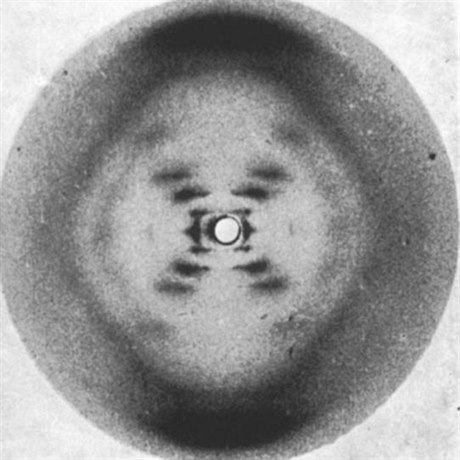 Snímek 51 je difraktogram krystalu DNA.