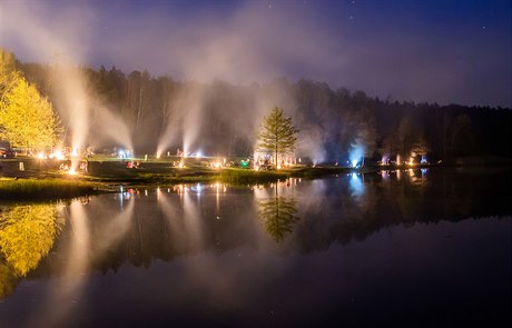 Pálení čarodějnic u rybníku Biřička na Novém Hradci Králové. Hořelo zde 22 ohňů.