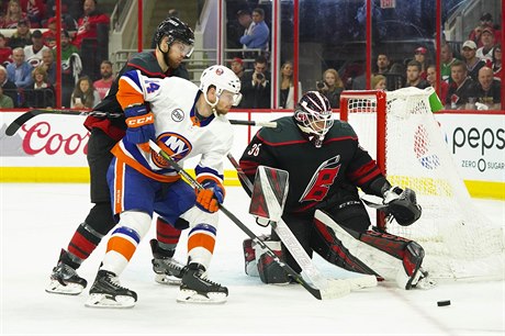 Hokejisté Caroliny i bez zraněného Petra Mrázka porazili New York Islanders 5:2.