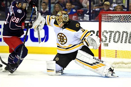 Brankář Tuukka Rask (40) z týmu Boston Bruins brání síť před útočníkem pravého...