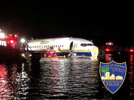 Policie zveřejnila fotografie letadla uvízlého v mělké vodě řeky St. Johns.