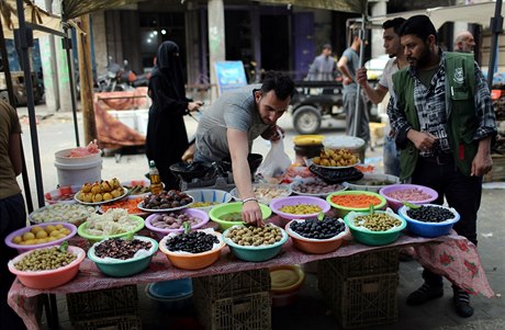 Palestinec prodává olivy a okurky u píleitosti zapoetí postního msíce...