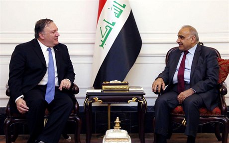 Irácký premiér Ádil Abdal Mahdí na archivním snímku s americkým ministrem zahraniních vcí Mikem Pompeem
