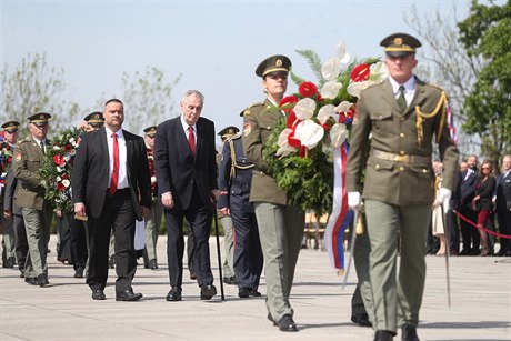 Prezident eské republiky Milo Zeman poloil vnce u Národního památníku v...