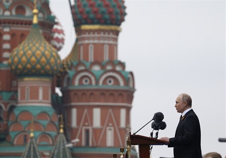 Putin v projevu na Rudém námstí obvinil cizinu, e zkresluje válené události.
