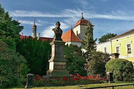 Pomník J. E. Purkyn (1787-1869) ped zámkem v Libochovicích.