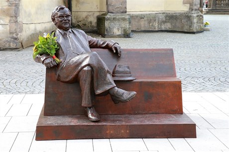 Litinová socha Josefa kvoreckého sedí na náchodském námstí