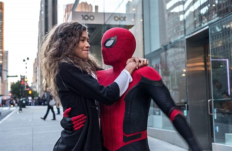 Michelle Jonesová (Zendaya) a Spider-Man (Tom Holland). Snímek Spider-Man:...