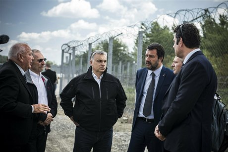 Salvini s Orbánem u hraniního plotu.