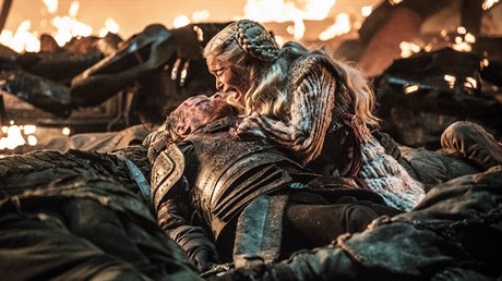 Daenerys Targaryen (Emilia Clarkeová) truchlí nad smrtí věrného rytíře Joraha...