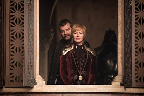Královna Cersei Lannister (Lena Headeyová) a její spojenec Euron Greyjoy (Pilou...