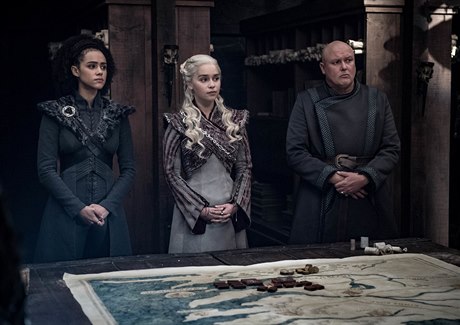 Válená porada (zleva): Missandei (Nathalie Emmanuelová), královna Daenerys...