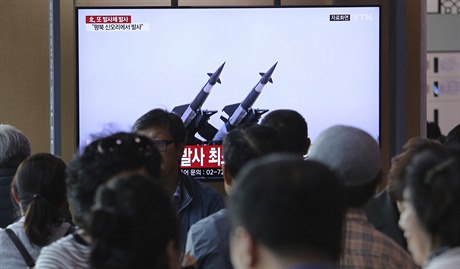 Jihokorejci sledují zábry severokorejských raket.