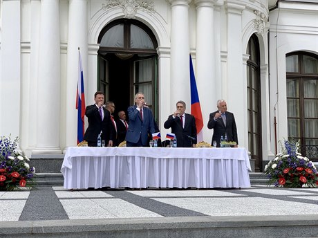 Oslav Dne vítzství na ruské ambasád se zúastnili prezident Milo Zeman,...