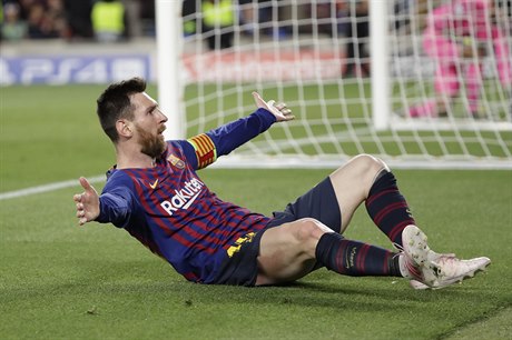 Lionel Messi slaví branku do sítě Liverpoolu.