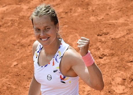 eská tenistka Barbora Strýcová se raduje z výhry nad Kateinou Siniakovou.