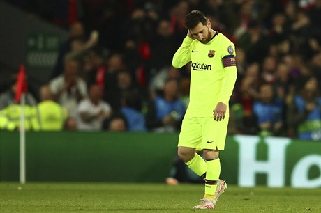 Lionel Messi smutní po vyřazení z Ligy mistrů.