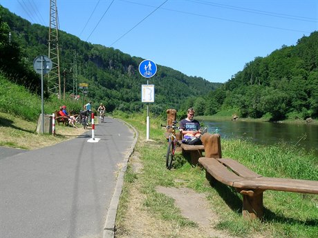 Odpo�inek p�i cest� po Labské cyklostezce