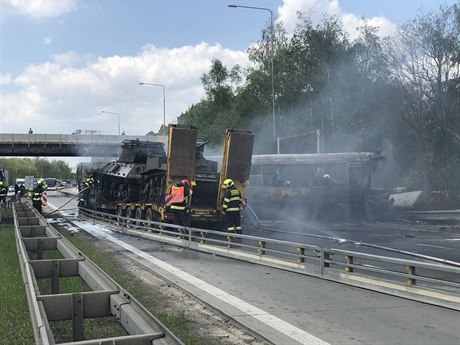 V pední ásti návsu stojí zejm stíha tank M36 Jackson a druhý stroj je...