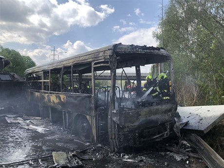 Nehoda vzeského autobusu a nákladního auta na Praském okruhu.