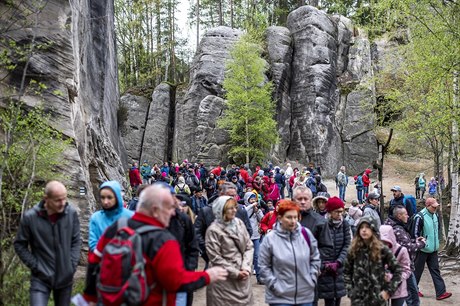 Kvli velkému zájmu o Adrpaské skály doprava v okolí opakovan kolabuje.