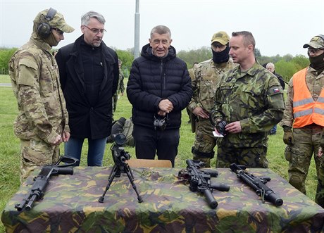 Ministr obrany Lubomír Metnar (druhý zleva), premiér Andrej Babi (tetí zleva)...