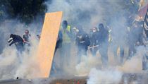 Proti maskovanm demonstrantm, kte na policii hzeli kamen a dal pedmty...