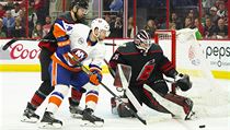 Hokejist� Caroliny i bez zran�n�ho Petra Mr�zka porazili New York Islanders 5:2.