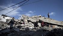 Trosky budovy zasaen palestinskou raketou v Gaze.