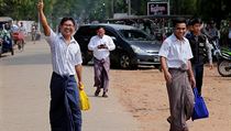 Novini tiskov agentury Reuters Wa Lone a Kyaw Soe Oo radostn gestikuluj...