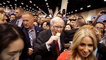 Miliardář Warren Buffett prochází návalem nashromážděných lidí, kteří přišli,...