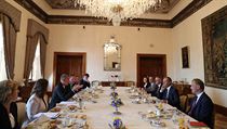 Premir esk republiky Andrej Babi pijal pedsedu Evropsk rady Donalda...
