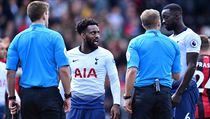 Davinson Sanchez and Danny Rose komunikuj s rozhodmi po udlen jedn z...