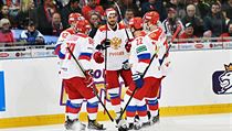Hokejisté Ruska se radují z branky do sítě Česka