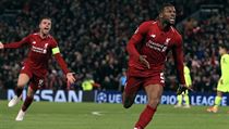 Georginio Wijnaldum (vpravo) z Liverpoolu slav� g�l do s�t� Barcelony v odvet�...