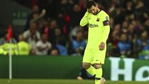 Lionel Messi smutní po vyřazení z Ligy mistrů.