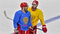 Útočníci Alexandr Ovečkin (vlevo) a Ilja Kovalčuk na tréninku ruské hokejové...