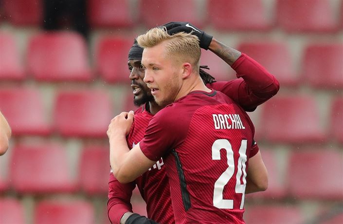 Václav Drchal se raduje ze vst�elené branky s Costou