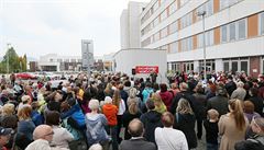 Nkolik set lidí se v Litomicích úastnilo protestního prvomájového prvodu...